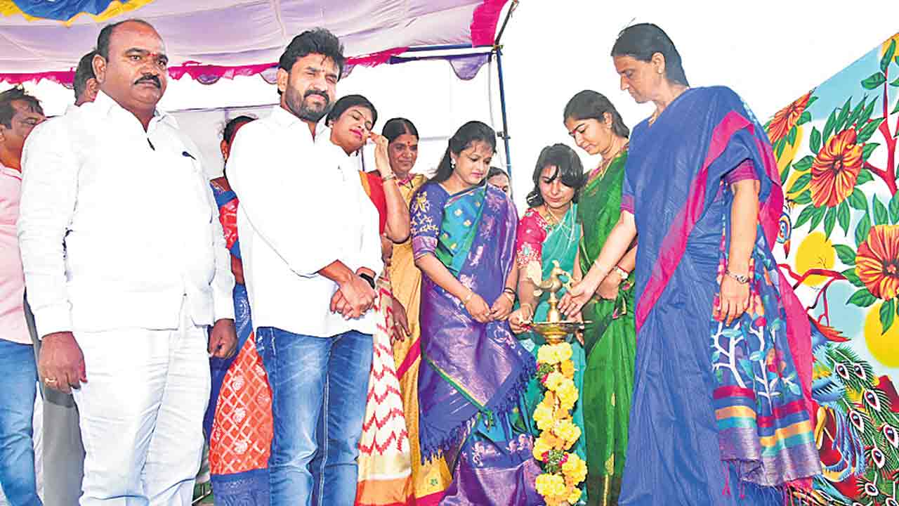 రూ.300 కోట్లతో తెలంగాణలో బతుకమ్మ చీరల పంపిణీ