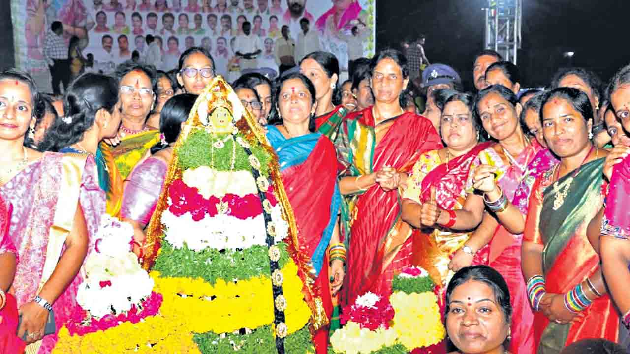 పూలను పూజించే పండుగ బతుకమ్మ