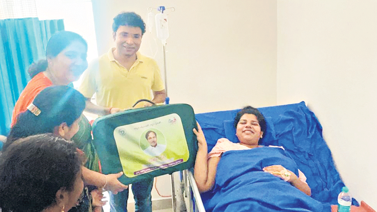 కలెక్టర్‌ దంపతులకు అభినందనల వెల్లువ