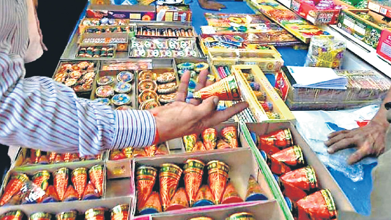 పటాకుల దుకాణాలకు అనుమతి తప్పనిసరి
