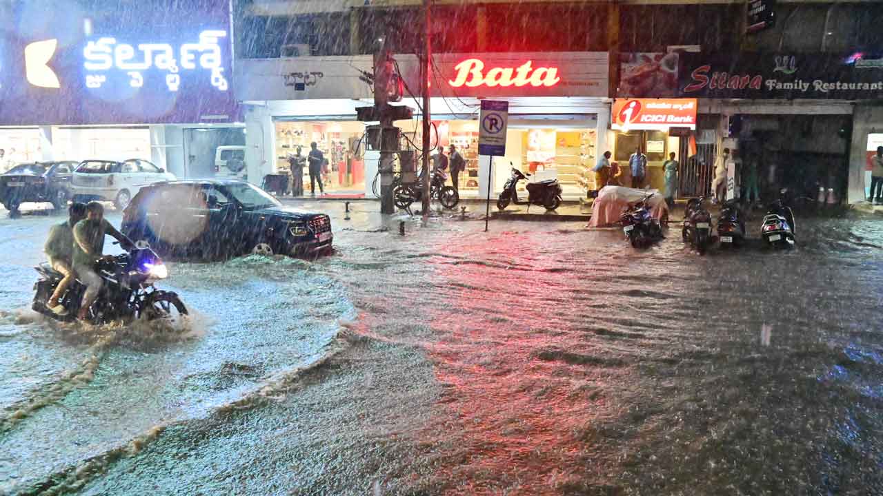 దంచికొట్టిన