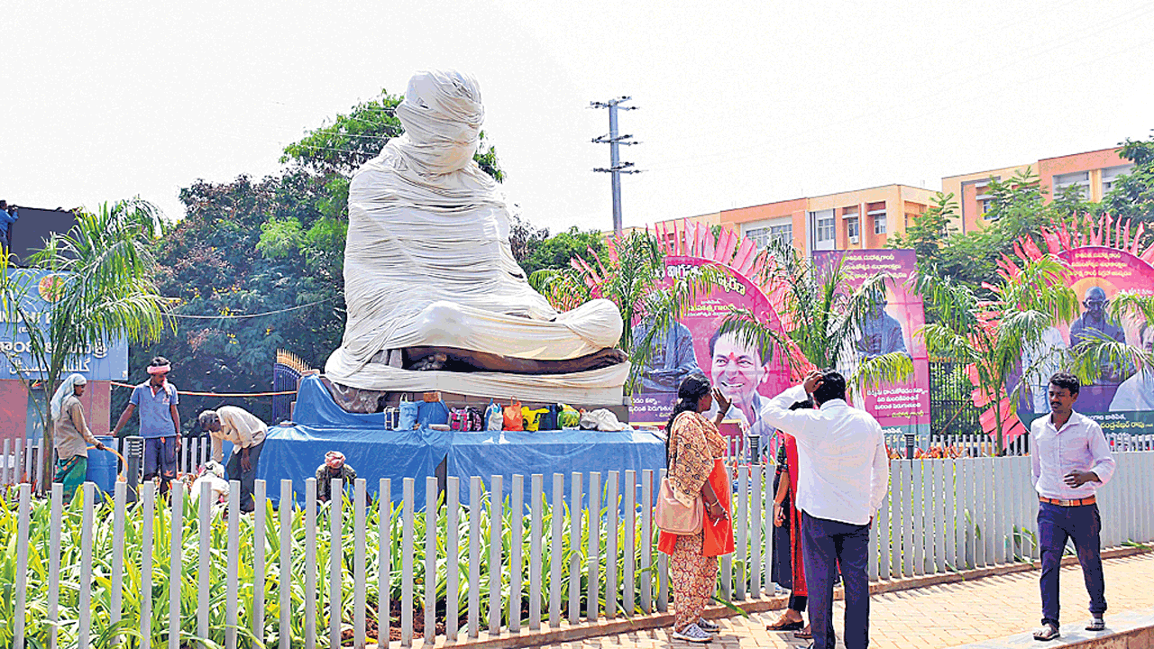 16 అడుగుల గాంధీ విగ్రహం
