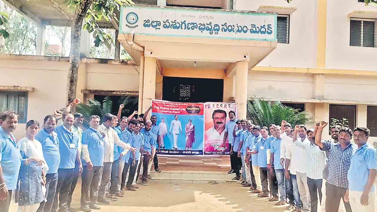 సేవకు ప్రోత్సాహం.. గోపాల మిత్రలకు 30 శాతం పీఆర్సీ పెంపు