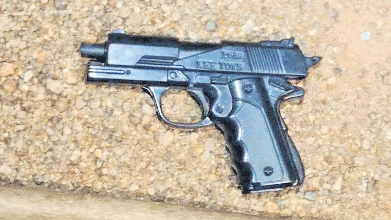 డమ్మీ తుపాకీతో బెదిరించి చోరీ