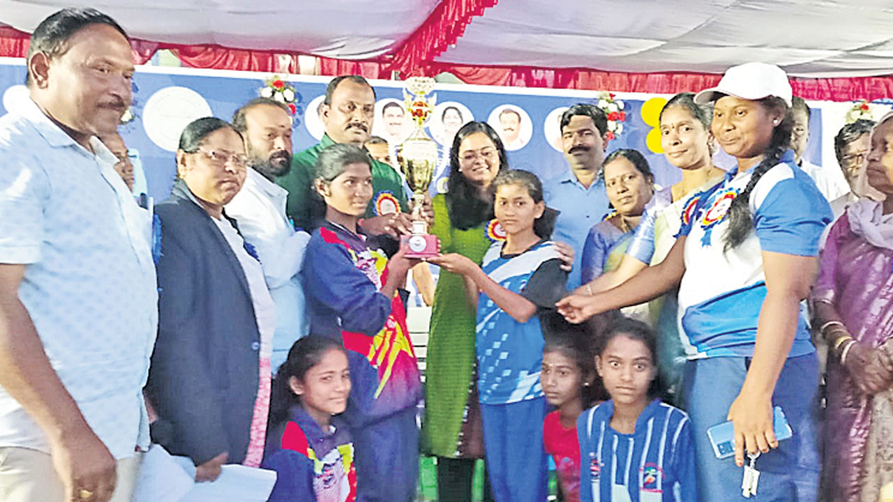 చదువుతో పాటు క్రీడల్లో రాణించాలి