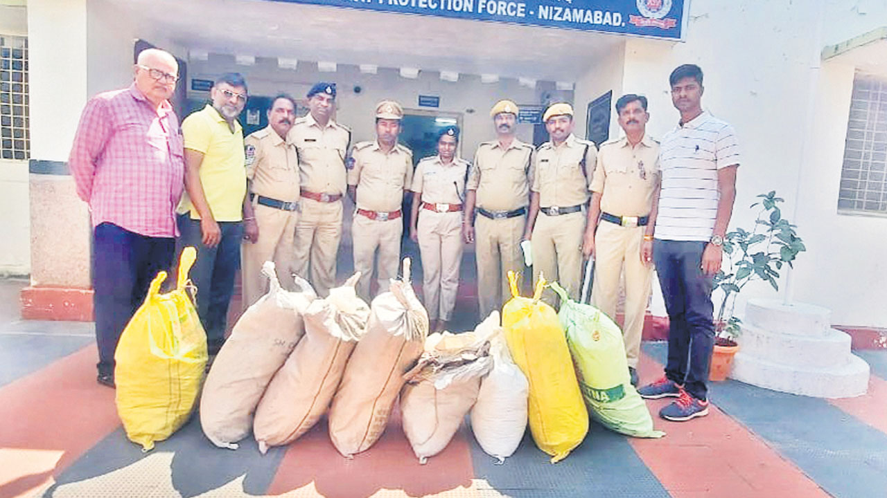 కృష్ణ ఎక్స్‌ప్రెస్‌లో ఎక్సైజ్‌, ఆర్పీఎఫ్‌ తనిఖీలు