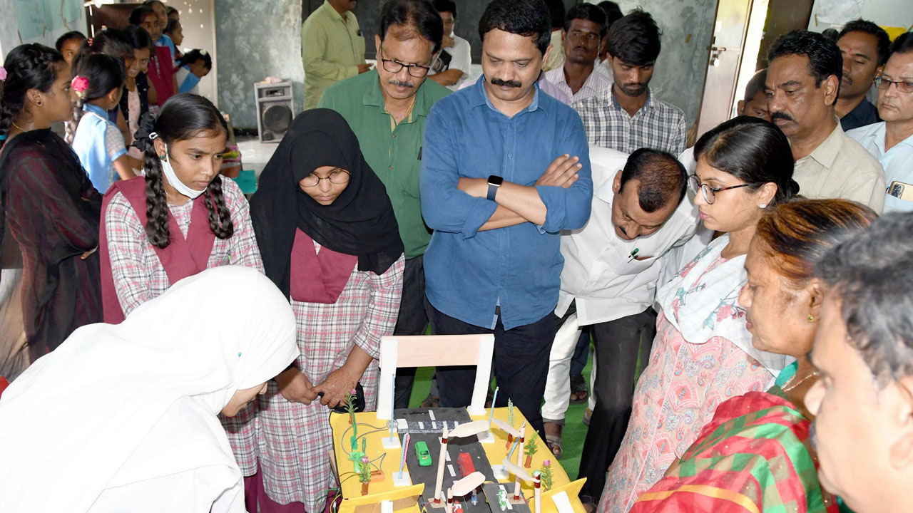 శాస్త్ర సాంకేతిక రంగాల్లో అభివృద్ధి చెందాలి