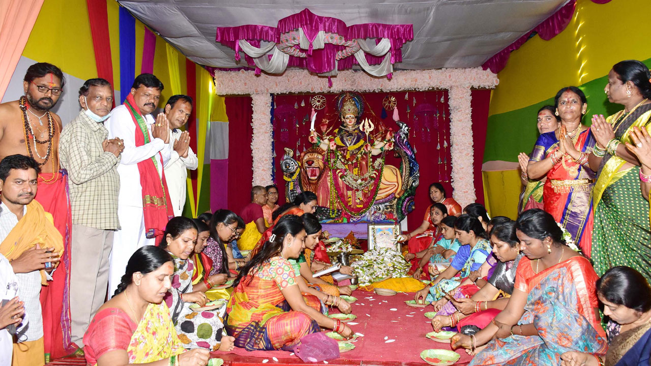 ఘనంగా అమ్మవారికి పూజలు