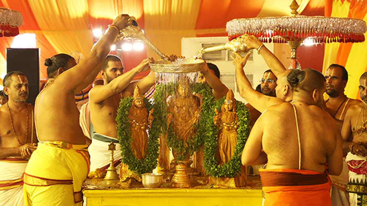 హైదరాబాద్ లో శ్రీనివాసునికి శాస్త్రోక్తంగా సహస్ర కలశాభిషేకం