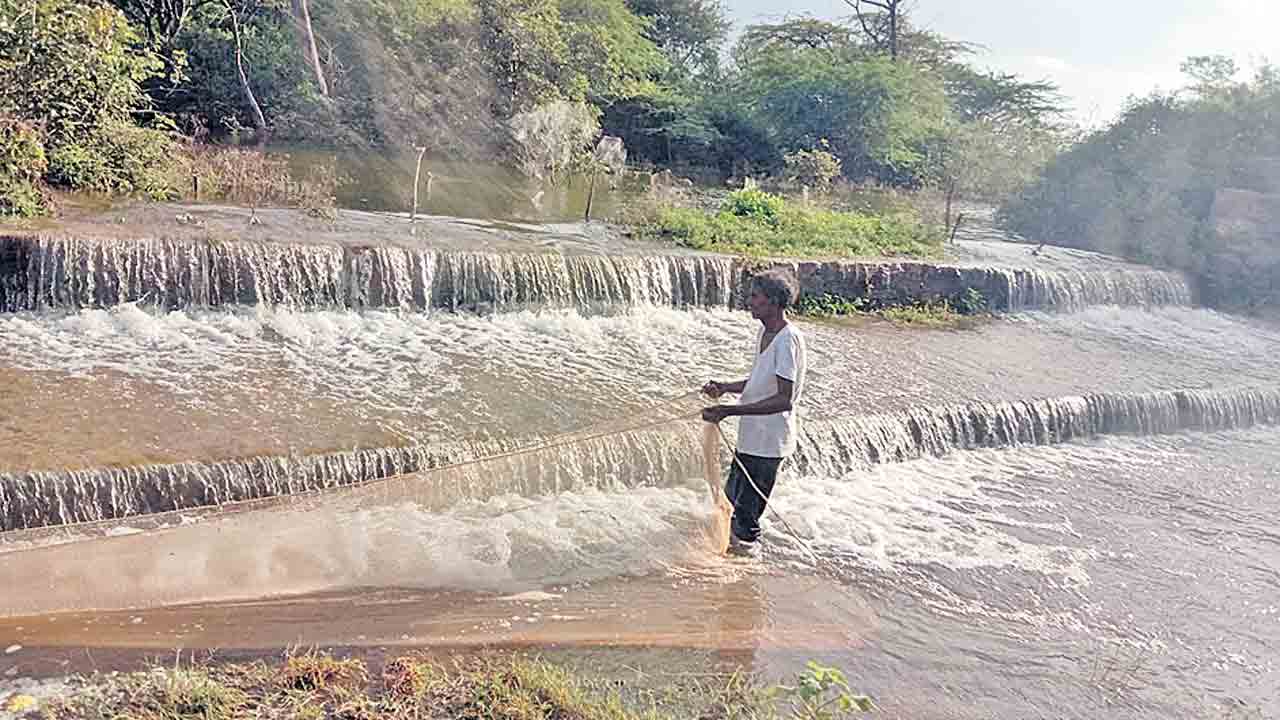 భారీ వర్షం.. అలుగు పారుతున్న చెరువులు