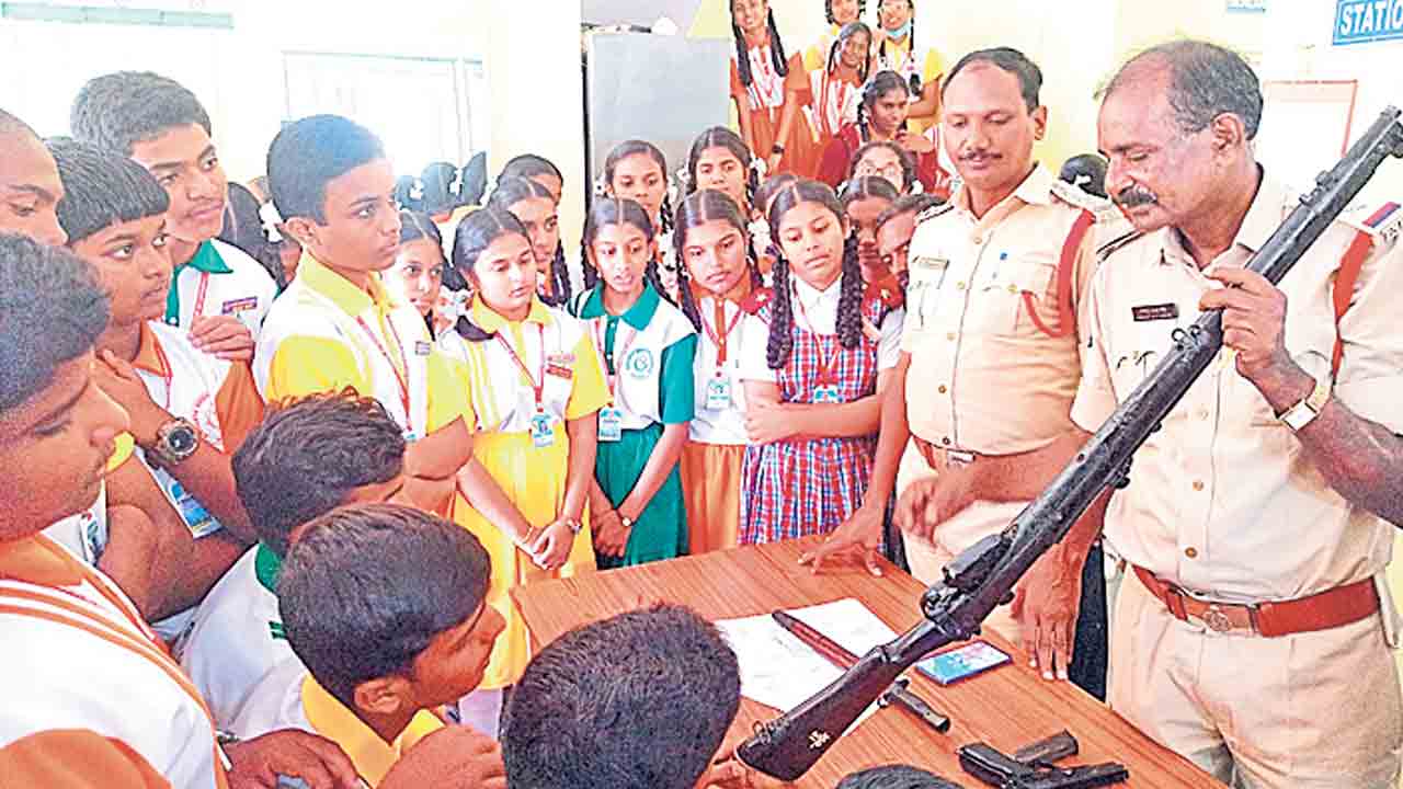 ప్రజా రక్షణే పోలీసు ప్రధాన లక్ష్యం