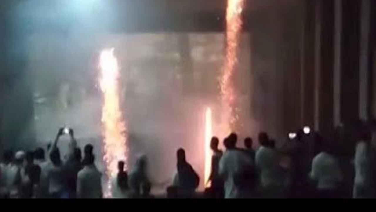 ప్రభాస్‌ ఫ్యాన్స్‌ అత్యుత్సాహం.. బాణసంచా కాల్చడంతో థియేటర్‌లో అగ్నిప్రమాదం