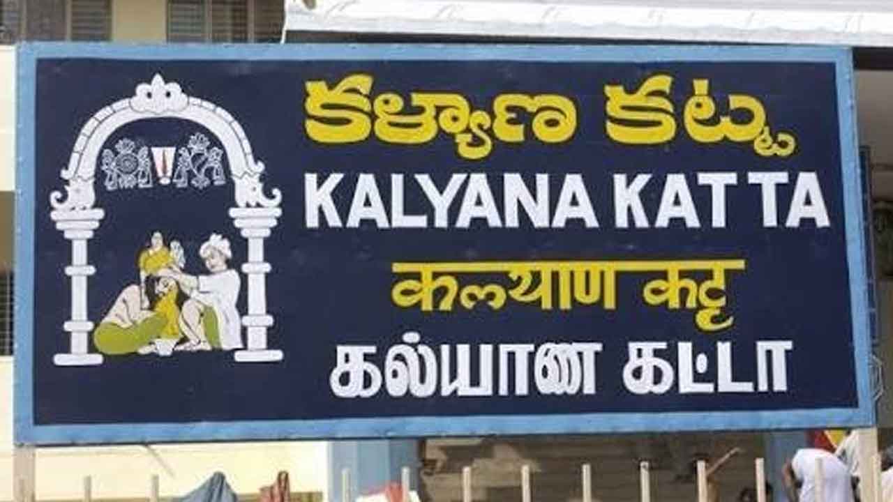 తిరుమలలో కల్యాణకట్టల వద్ద క్షురకుల ధర్నా