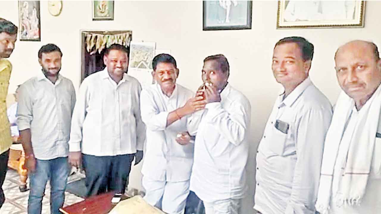 దేగాంలో బీఆర్‌ఎస్‌ సంబురాలు