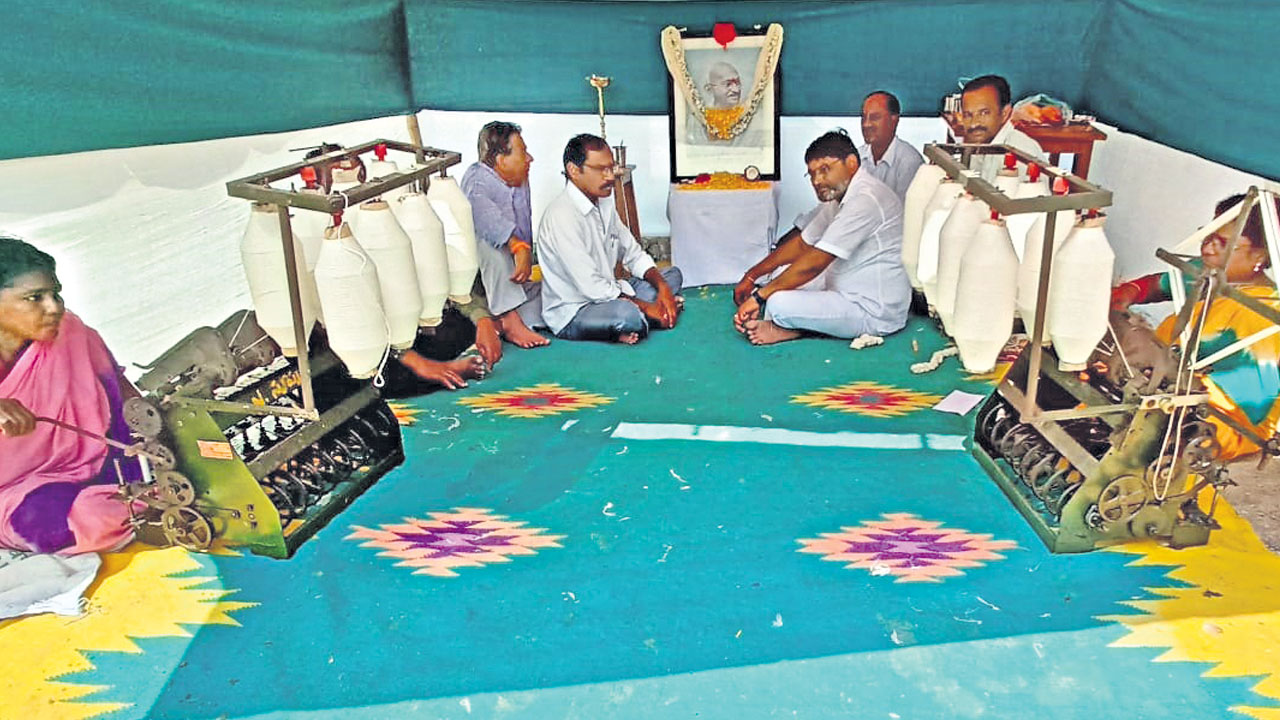 నూలుపోగులతో గాంధీకి నివాళి