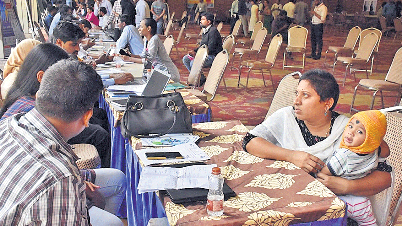 300 మందికి ఉద్యోగాలు