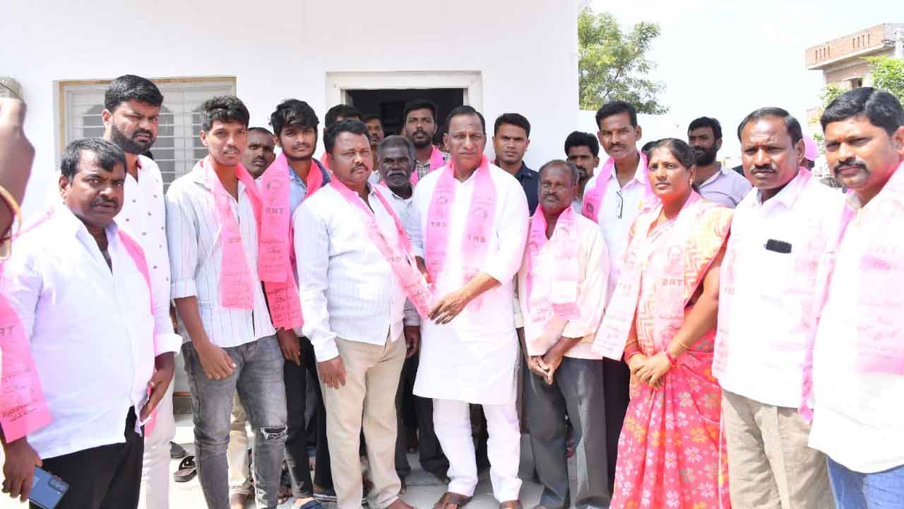 మంత్రి మల్లారెడ్డి సమక్షంలో టీఆర్‌ఎస్‌లో చేరిన బీజేపీ, కాంగ్రెస్‌ నాయకులు