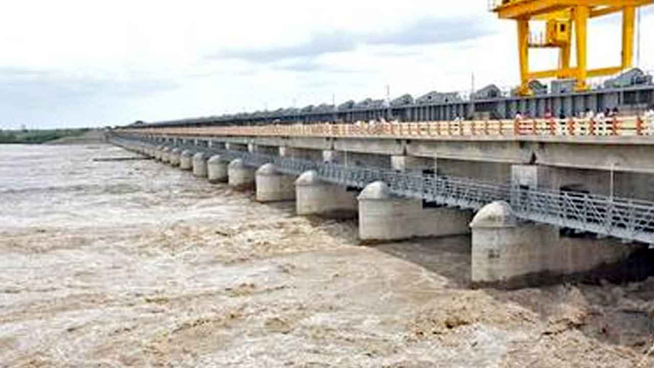 సుంకేసుల ప్రాజెక్టు 19 గేట్లు ఎత్తి నీటి విడుదల