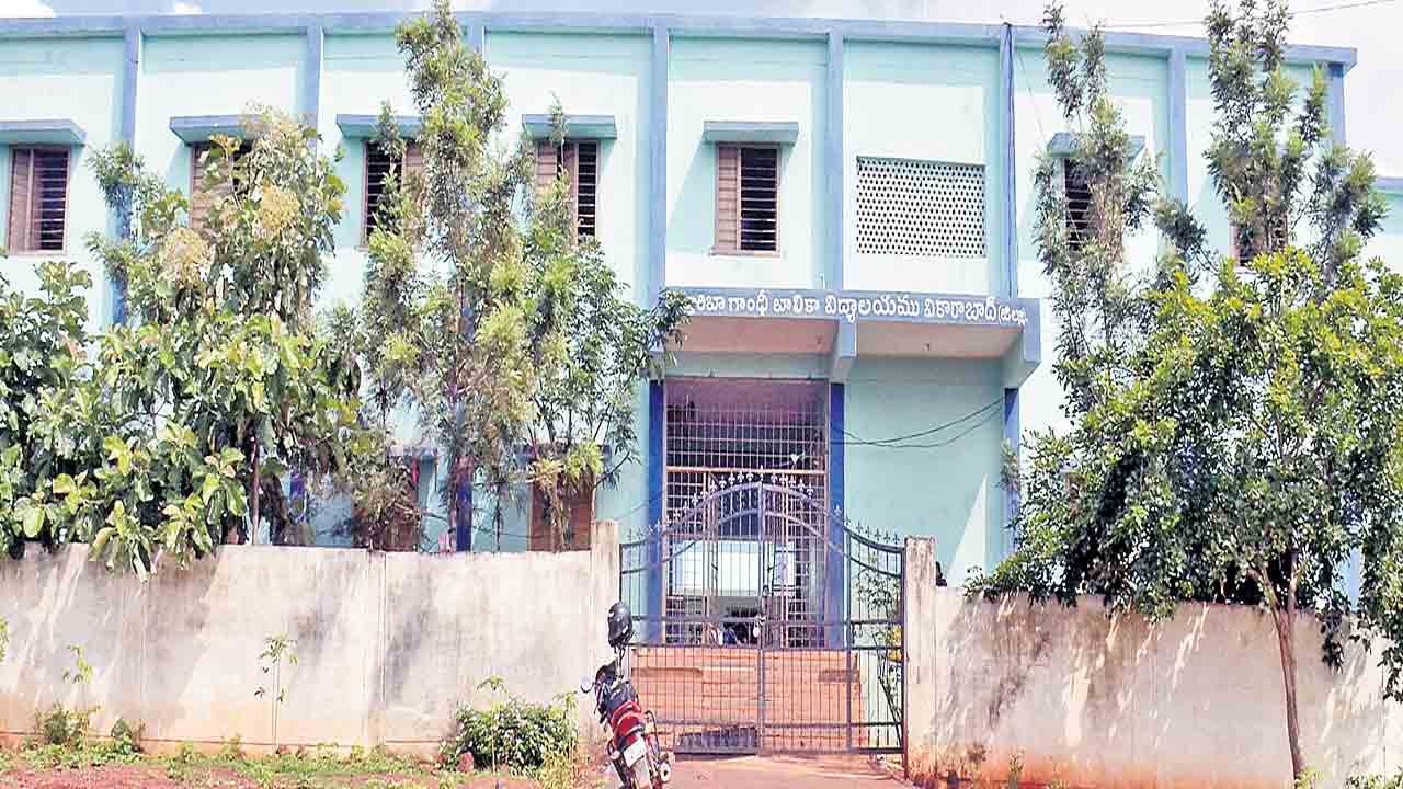 విద్యార్థినులను తీర్చిదిద్దుతున్న కస్తూర్బాగాంధీ బాలికల విద్యాలయాలు