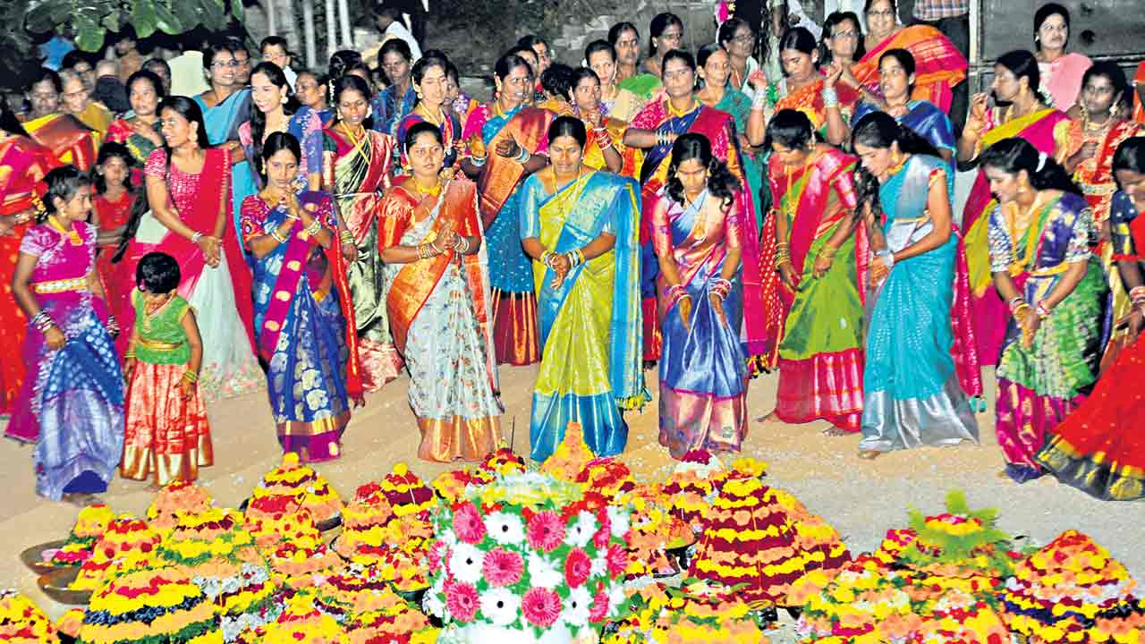 ఉమ్మడిజిల్లాలో మిన్నంటిన సద్దుల బతుకమ్మ వేడుకలు