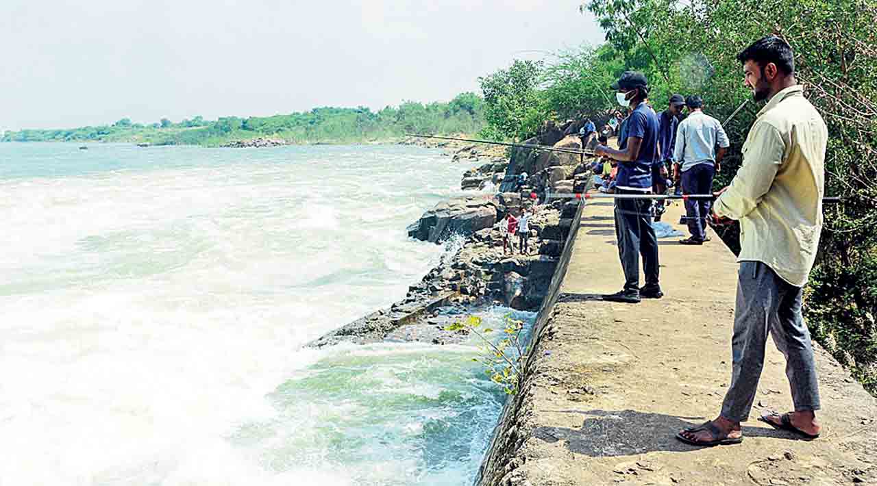 మత్స్యకారుల ఉపాధికి పెద్దపీట