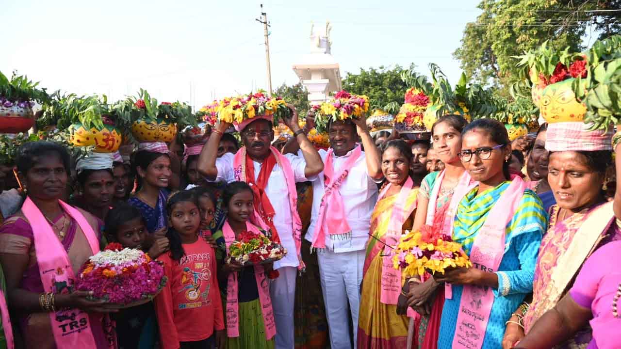 ప్రచారంలో టీఆర్‌ఎస్‌కు బ్రహ్మరథం పడుతున్న మునుగోడు జనం