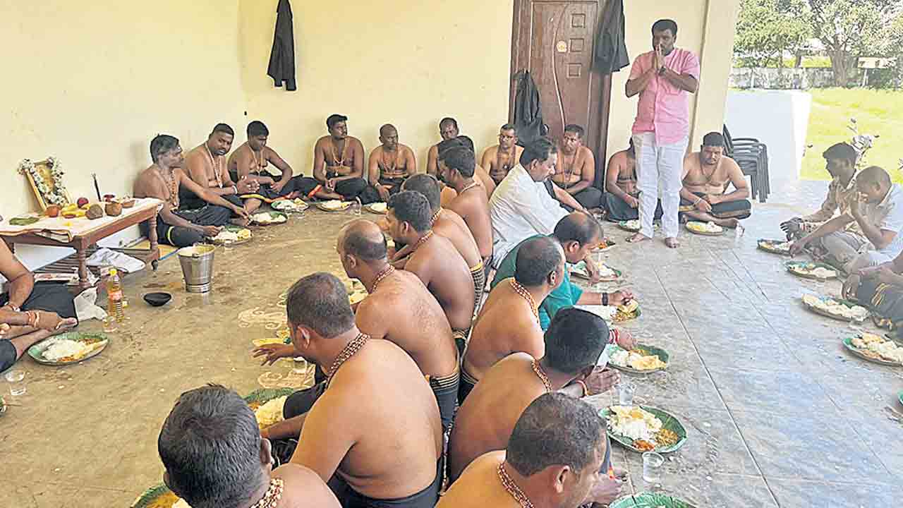 భక్తిభావాన్ని పెంపొందించుకోవాలి