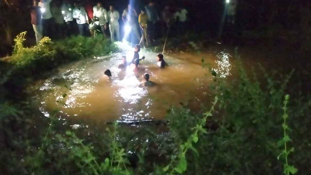 Tragedy | మహబూబాబాద్‌ జిల్లాలో బావిలో పడ్డ కారు.. ఒకరు మృతి, మరో ఇద్దరి కోసం గాలింపు