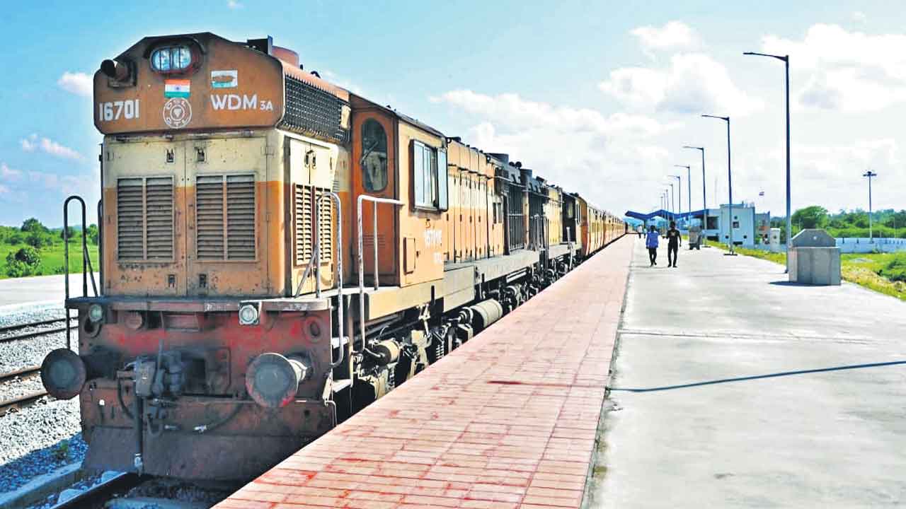 రైలు ప్రయాణానికి ఆదరణ