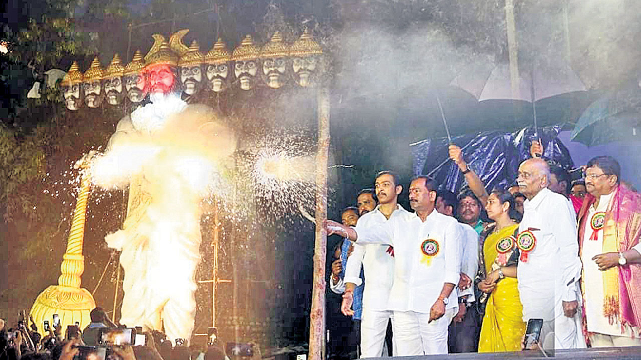 ఘనంగా రావణ దహనం