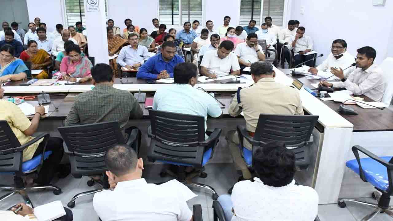 గ్రూప్స్‌ మన దగ్గరే..