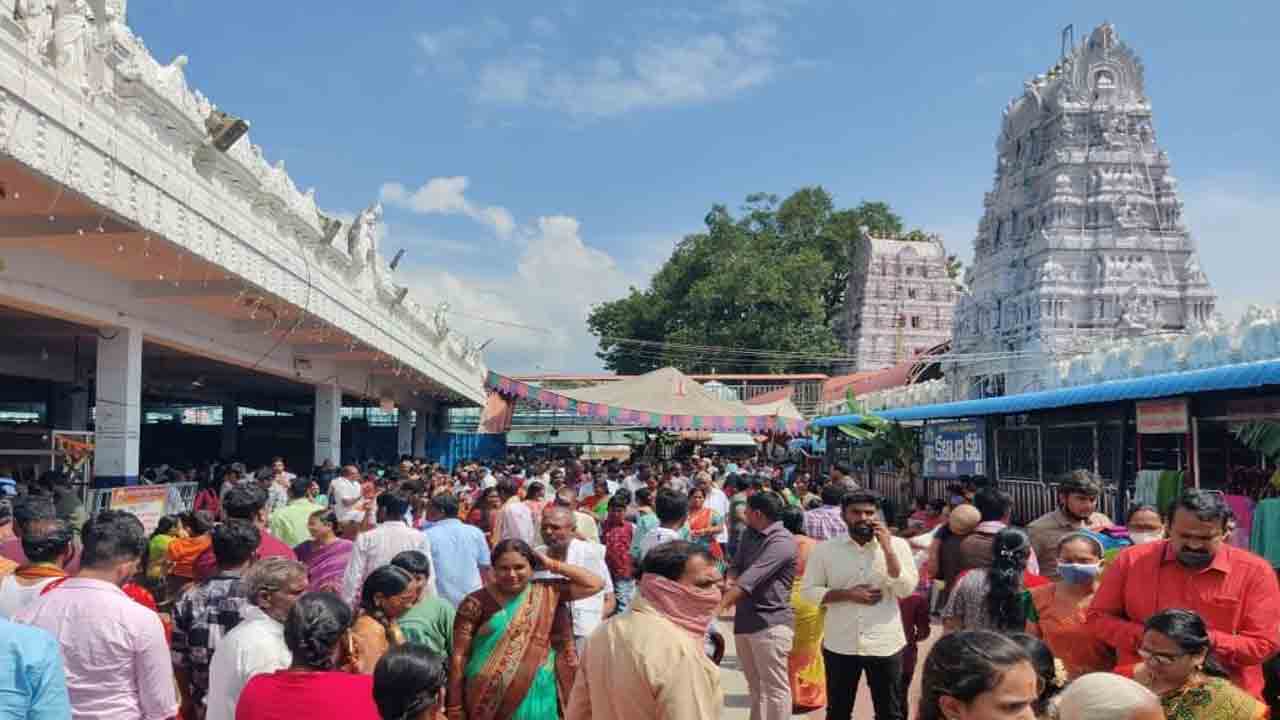 పోటెత్తిన రాజన్న ఆలయం