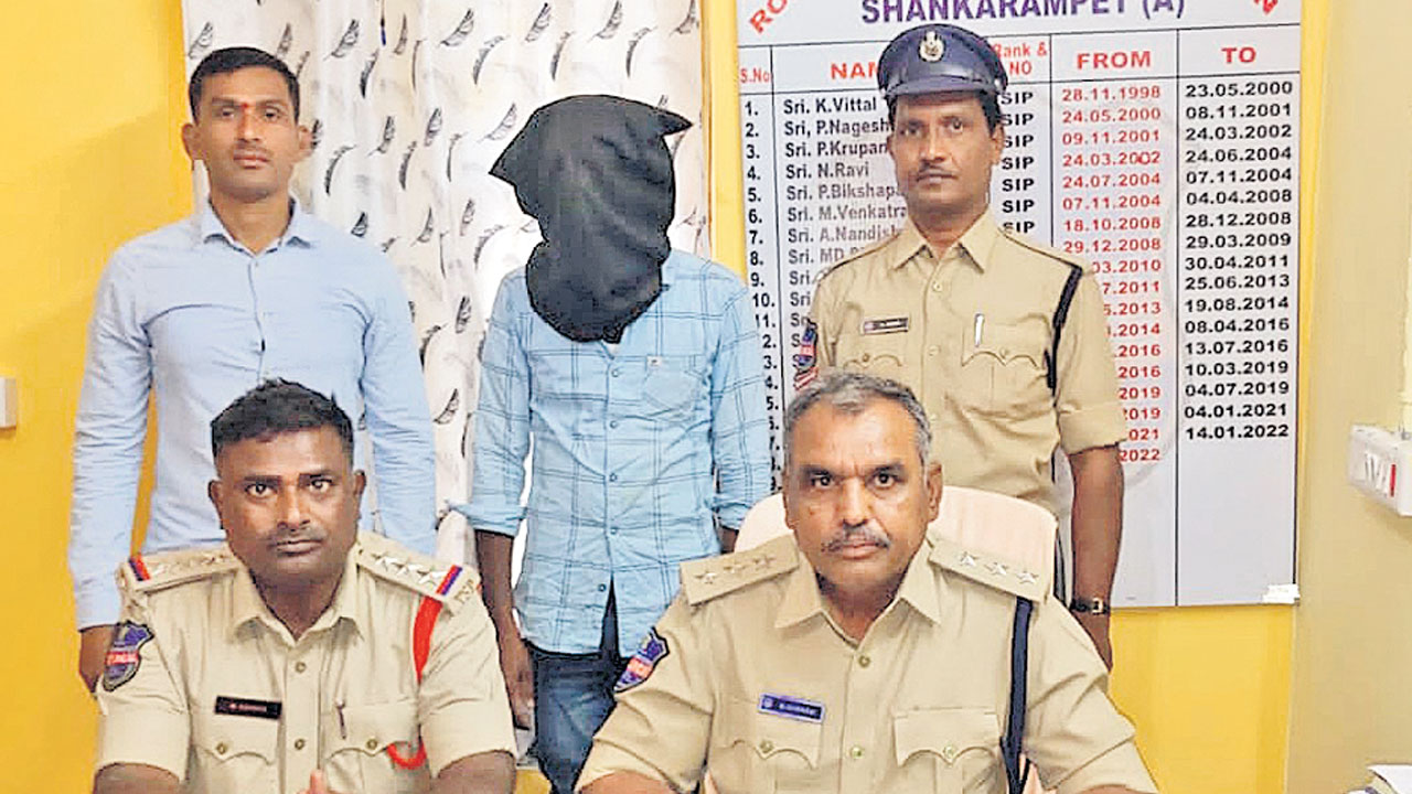 విద్యుత్‌ వైర్‌తో కట్టేసి హత్య