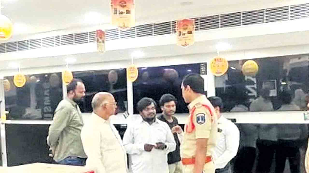 ఎలక్ట్రానిక్‌ షో రూమ్‌లో భారీ చోరీ