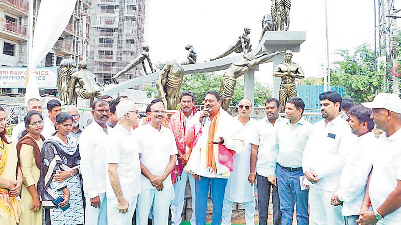 అభివృద్ధిలో మణికొండ ఆదర్శం