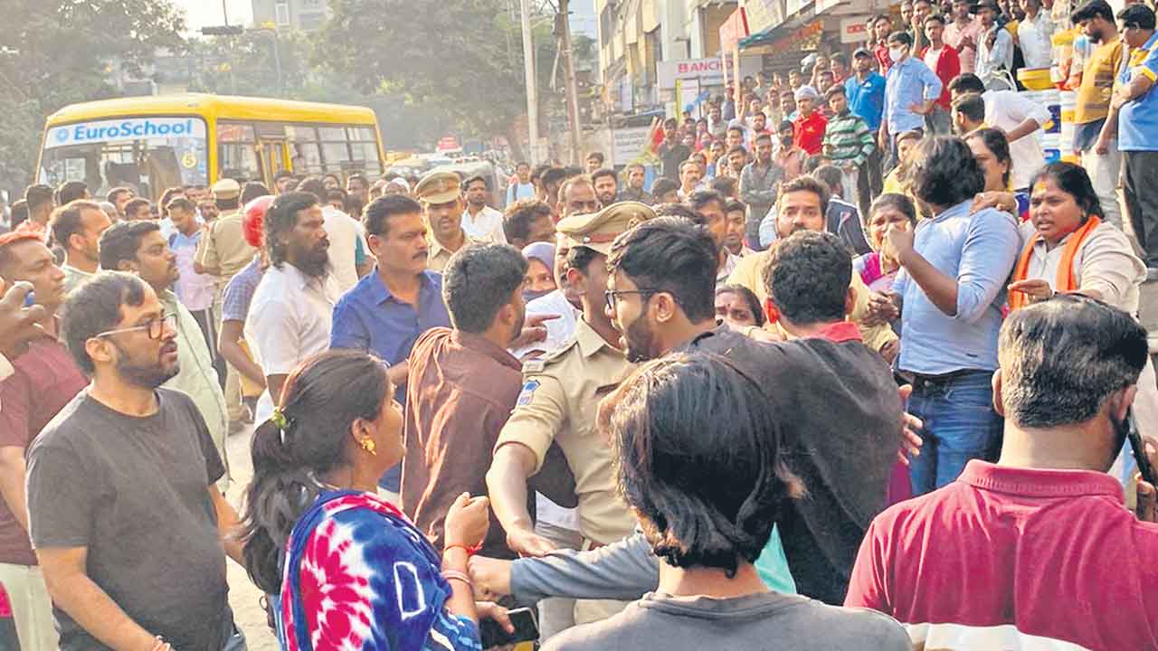 టీఆర్‌ఎస్‌- బీజేపీ శ్రేణుల మధ్య వాగ్వావాదం..