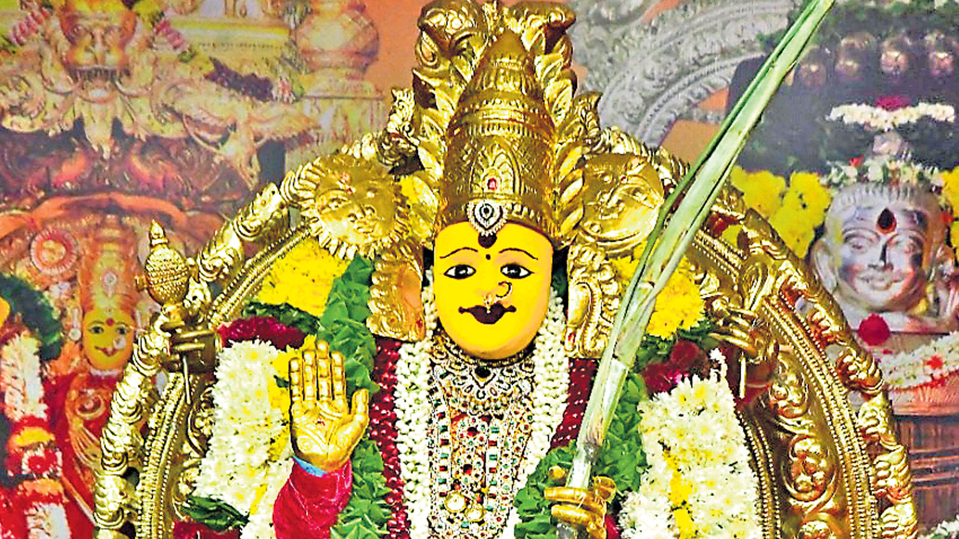 ఇంద్రకీలాద్రికి పోటెత్తిన భక్తులు