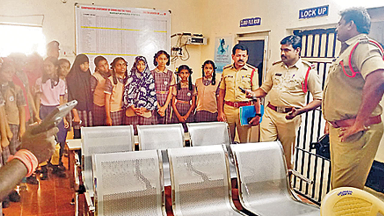 ప్రజా రక్షణే పోలీసు ప్రధాన లక్ష్యం