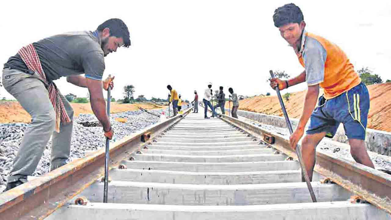 ఈ రైల్వేలైన్ల పనులు జీవితకాలం లేటు