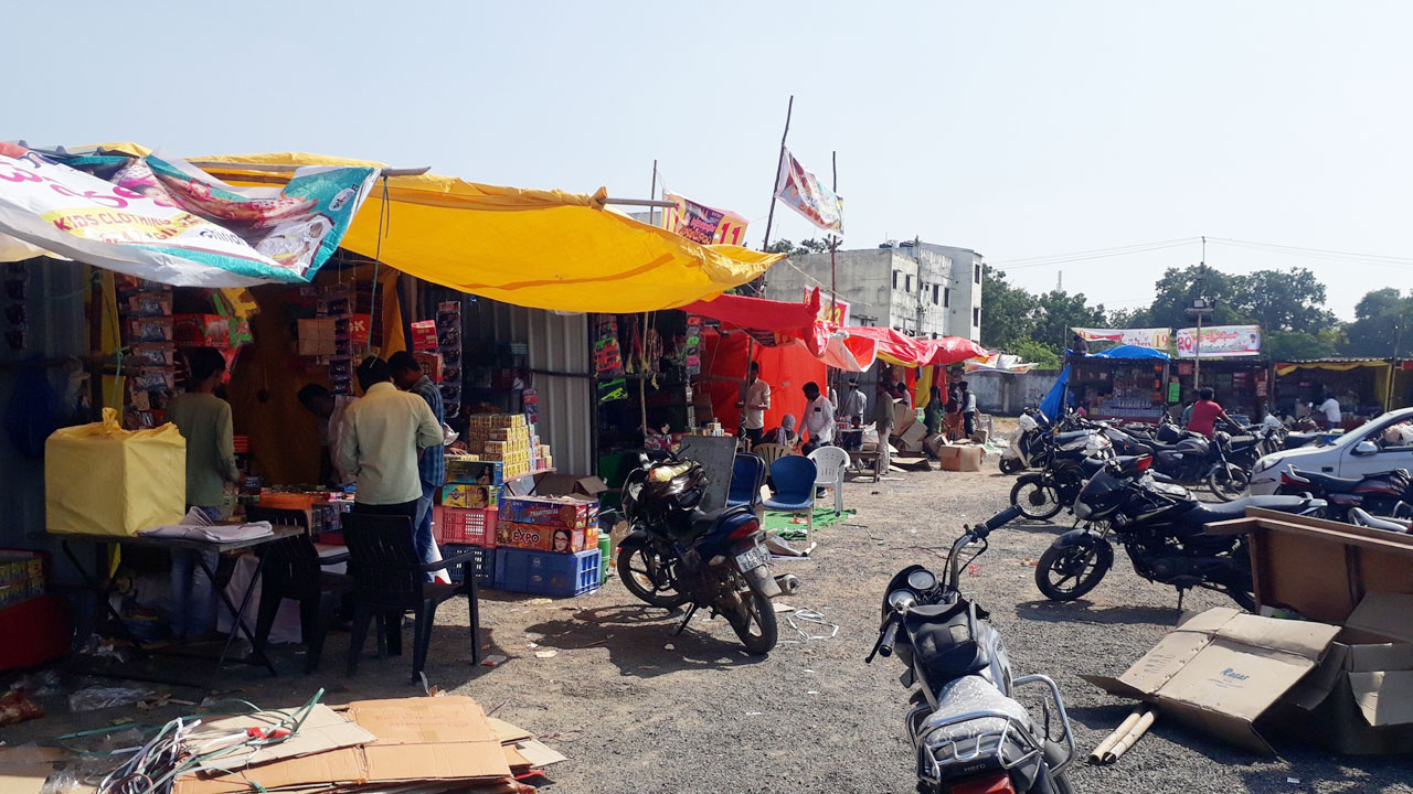 పండుగ సంబురం.. కారాదు విషాదం