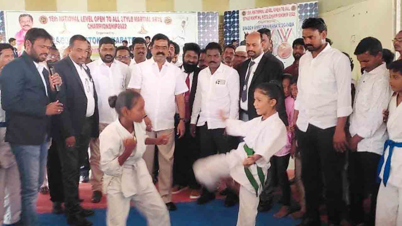 ఆత్మైస్థెర్యానికి కరాటే ముఖ్యం