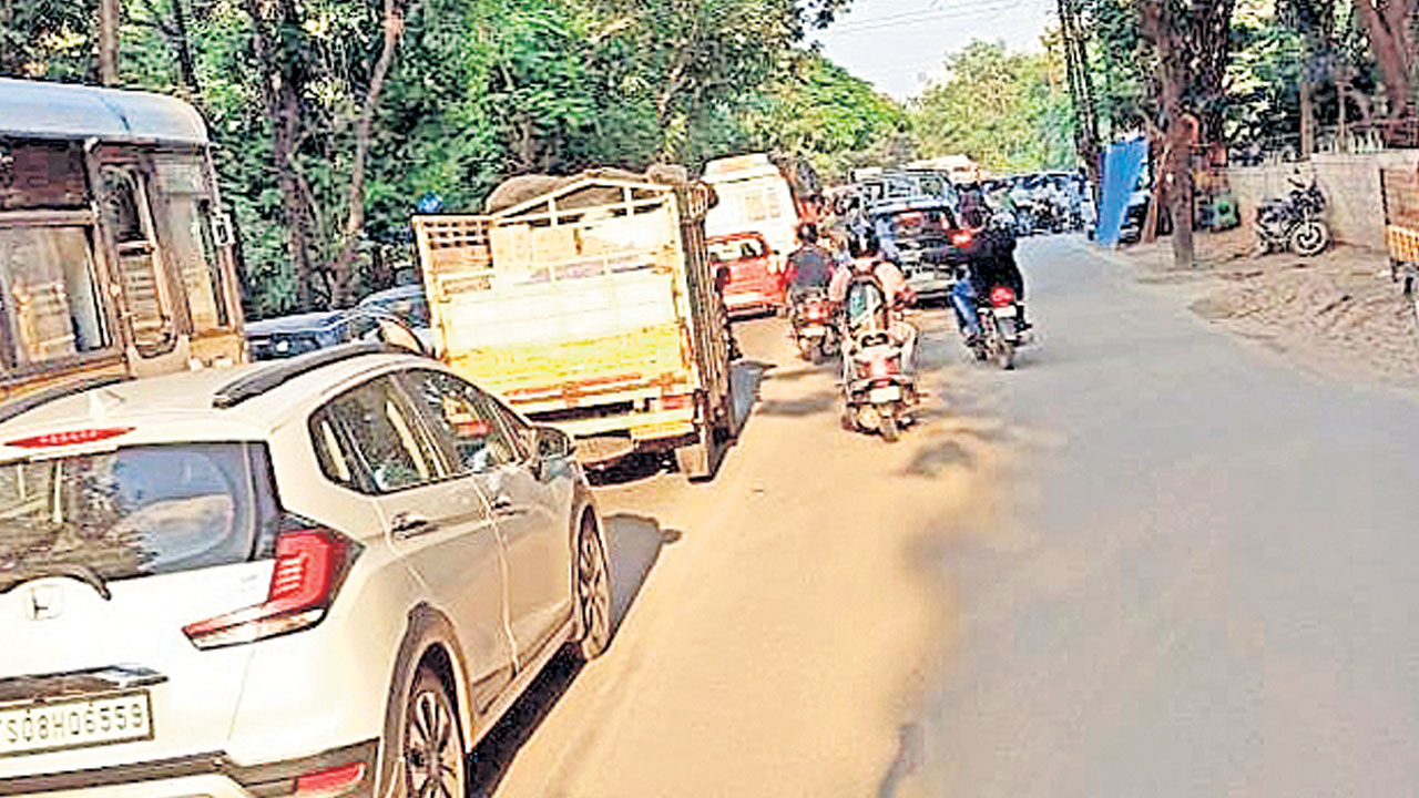 కిక్కిరిసిపోతున్న అల్వాల్‌ దారులు