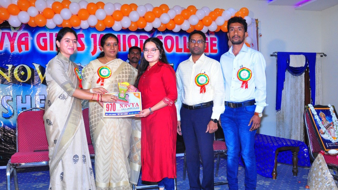 జూనియర్‌ కళాశాలల్లో ఫ్రెషర్స్‌ డే హంగామా