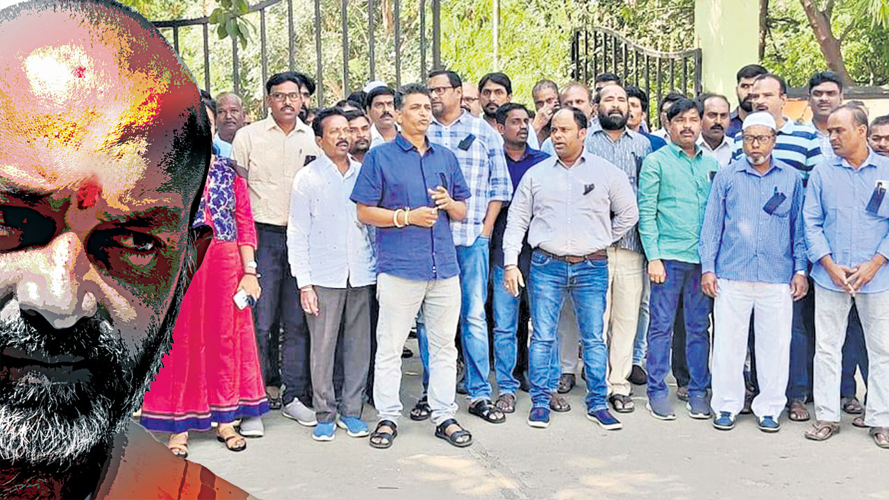 బండి బేషరతుగా క్షమాపణ చెప్పాలి