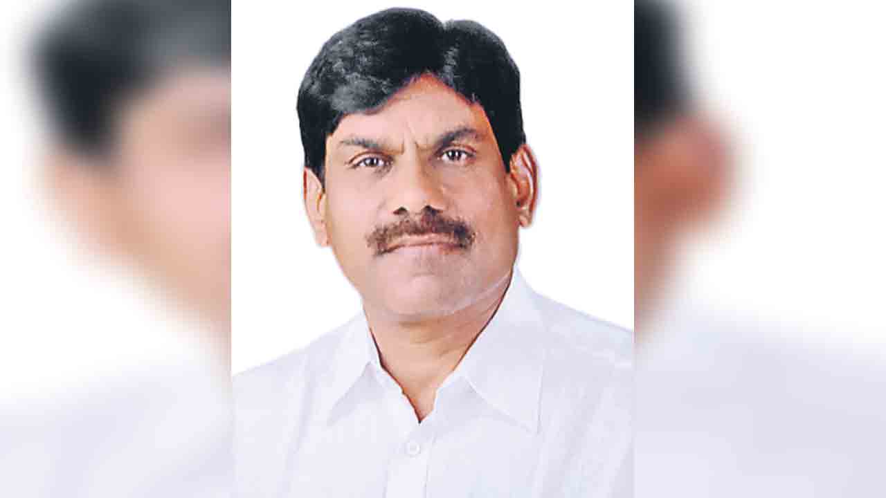 ఎంపీ చొరవతో విమానం నిలిపివేత