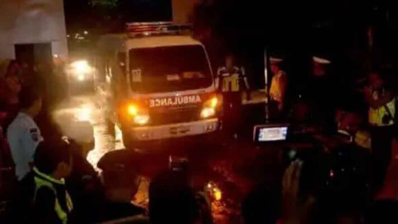 Fire in ship | ఇండోనేషియా పడవలో అగ్నిప్రమాదం, 13 మంది దుర్మరణం