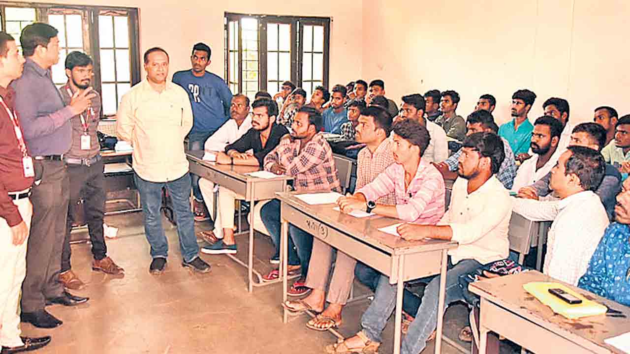 జాబ్‌ మేళాతో నిరుద్యోగులకు ఉపాధి