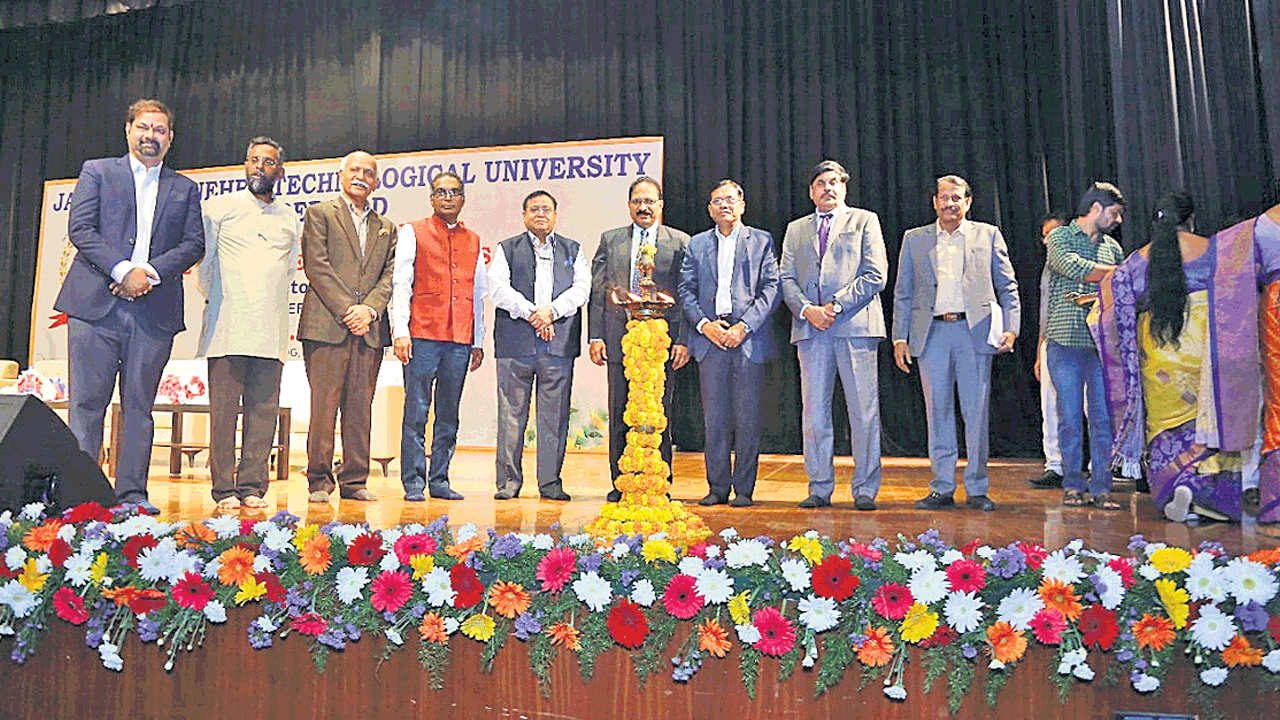 వినూత్న ఆవిష్కరణలపై విద్యార్థులు దృష్టి సారించాలి