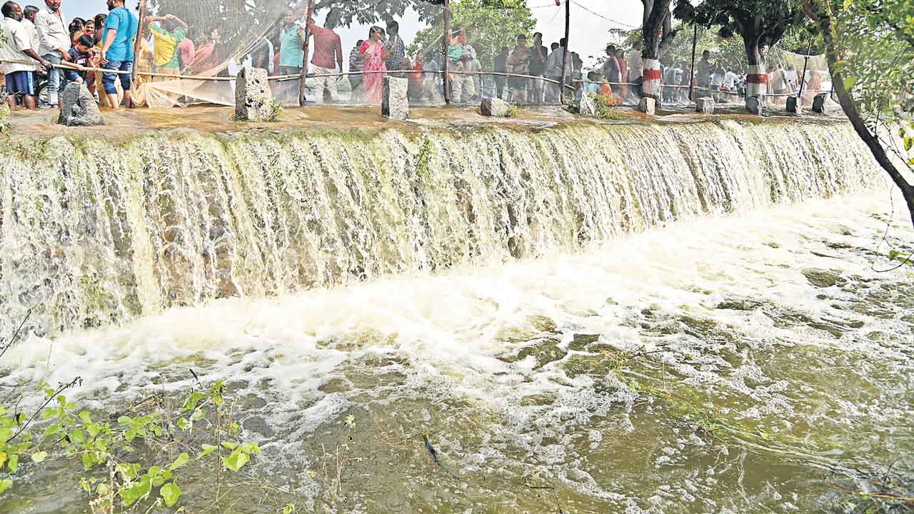 నిండిన చెరువు.. పారిన అలుగు