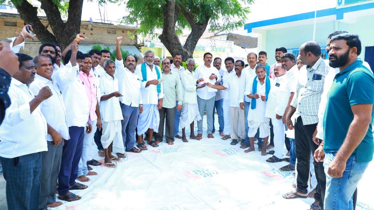 బీ(టీ)ఆర్‌ఎస్‌ కు వేల్పూరు రైతుల భూరి విరాళం